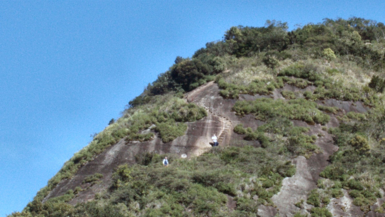 ... galgando os degraus na pedra.