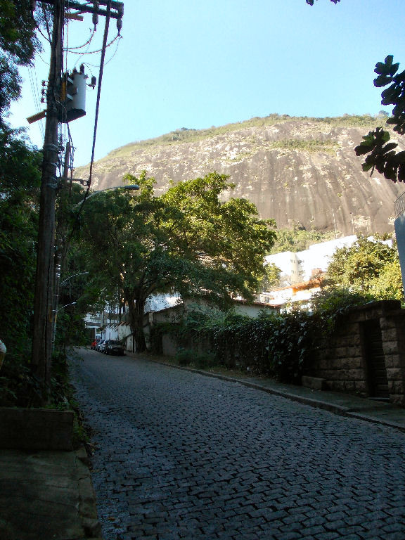 Não tendo conseguido chegar ao cume, fiz nova tentativa, desta feita pelo alto da Rua Vitória Régia ...
