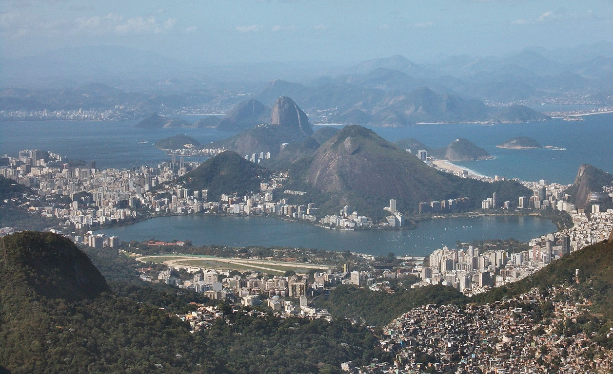 Lagoa e Pão de Açúcar ao fundo