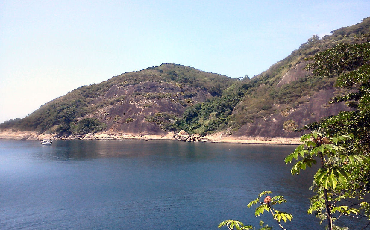 Morro do Urubu e pontinha do Babilônia, visto da Pista Claudio Coutinho