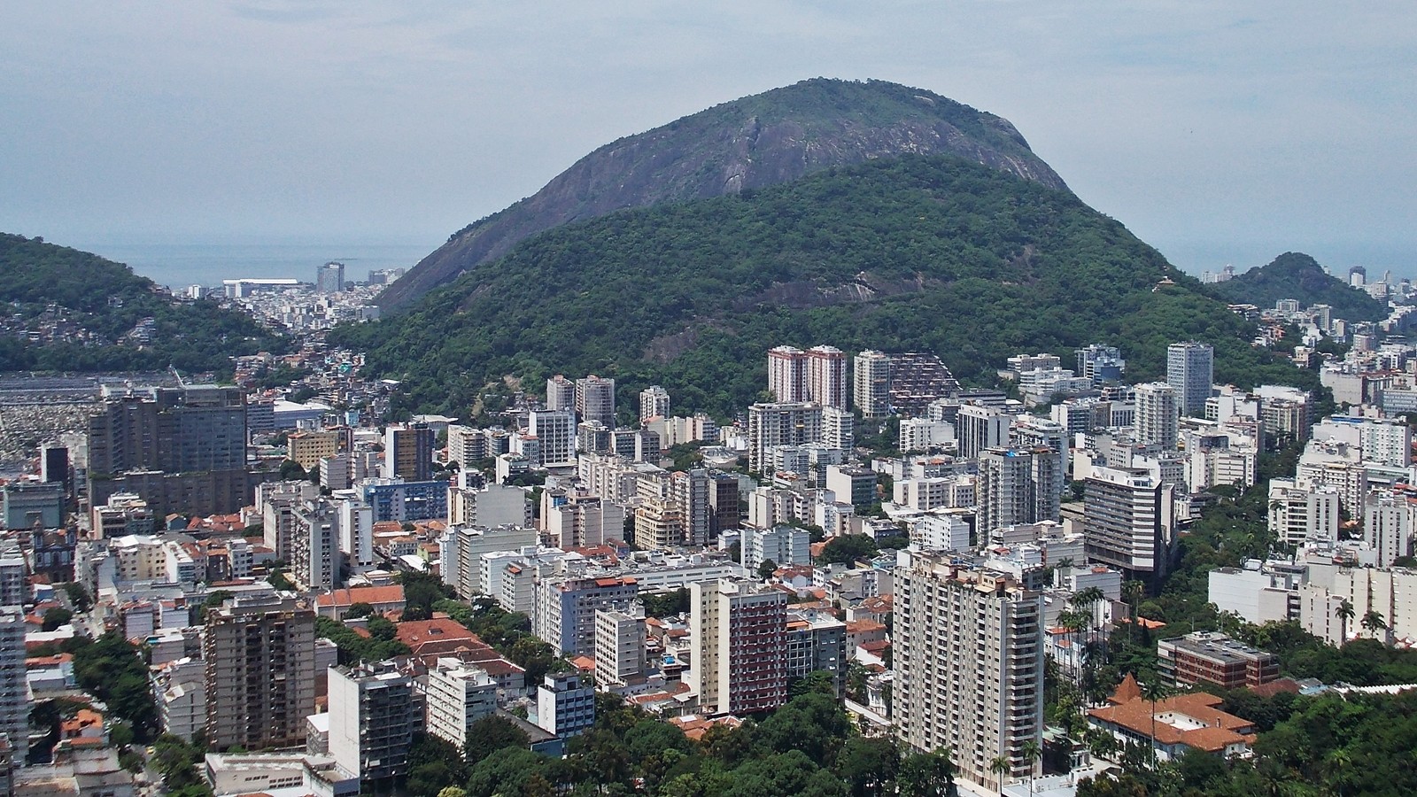 Os morros de São João e Cabritos alinhados
