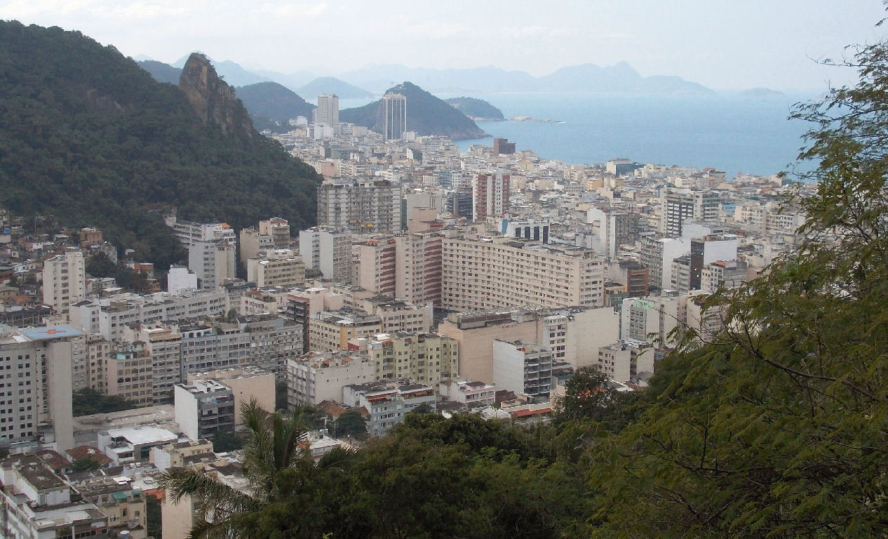 À esquerda o Morro de São João, a Agulha do Inhangá e um pedaço da comunidade Tabajaras.