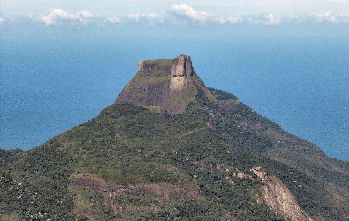 Por este ângulo as irmãs Pedra Bonita e Gávea se sobrepõem em perfeita harmonia