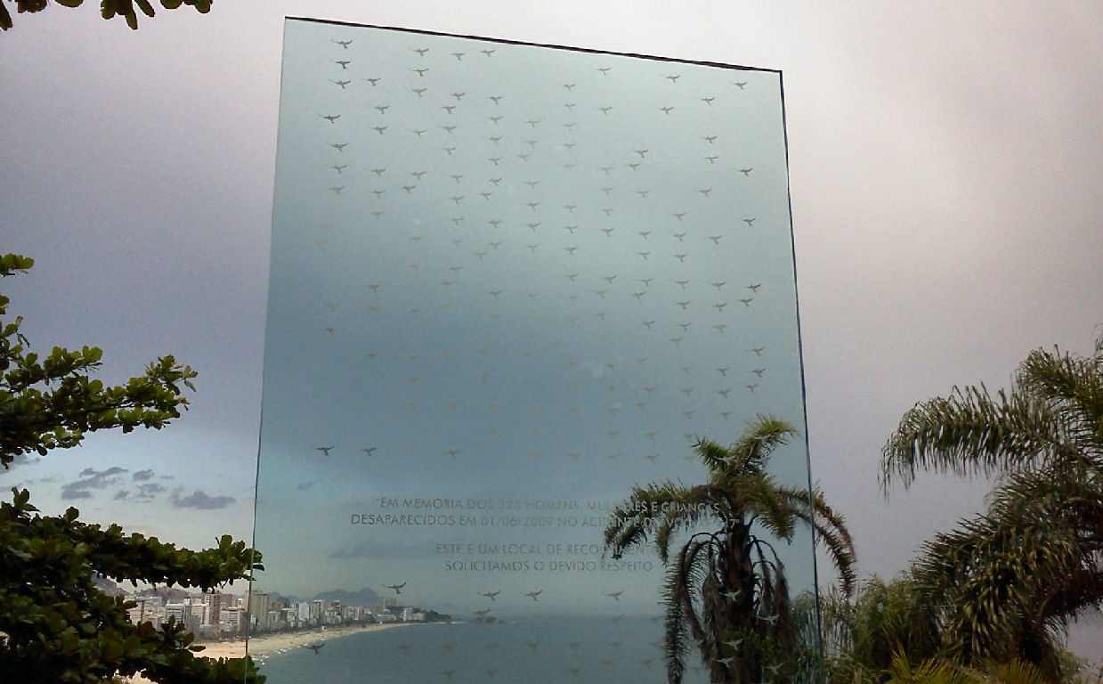 Na parte baixa há um memorial em homenagem às vítimas do acidente aéreo da Air France