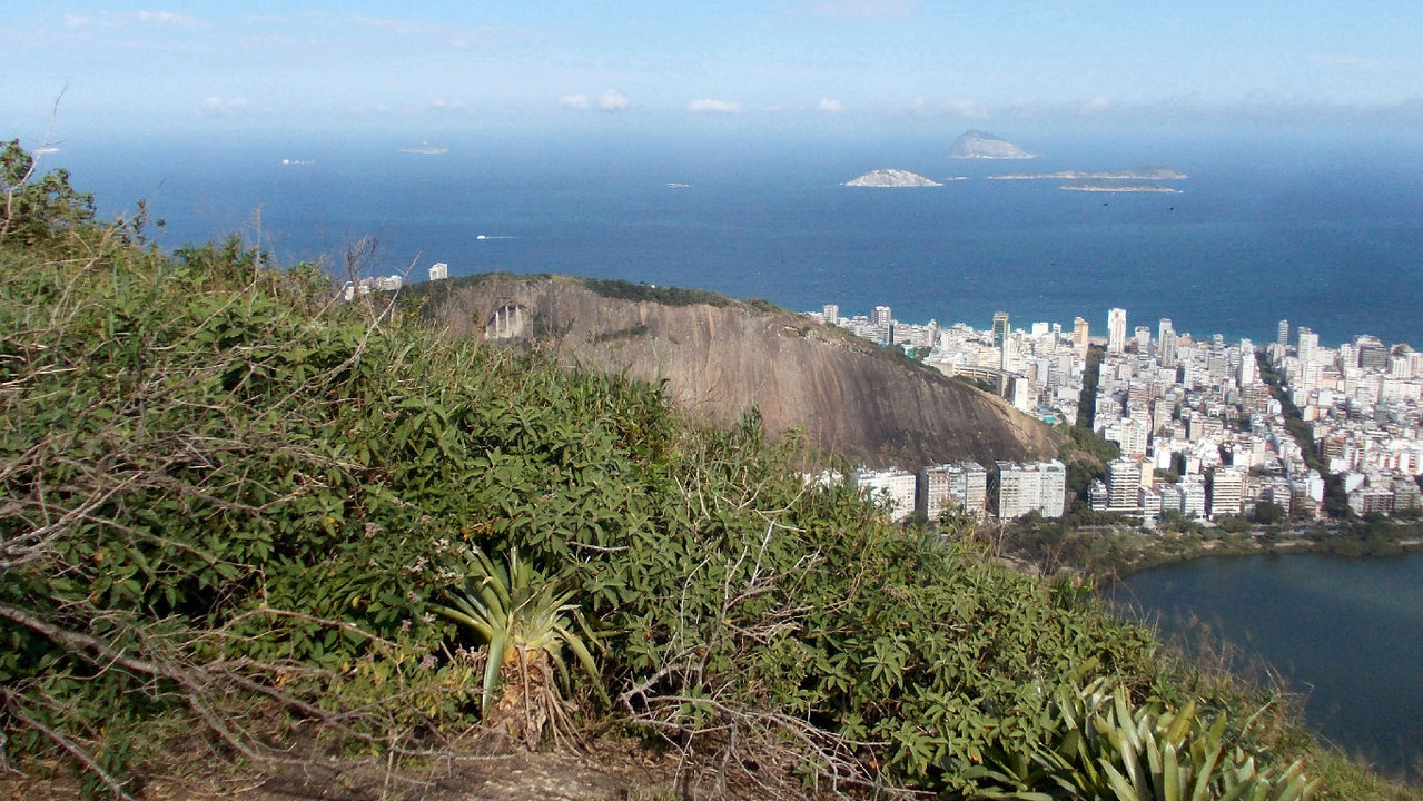 ... para finalmente chegar a mais um mirante natural, desta vez de frente para a Lagoa