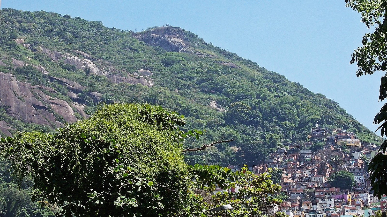 A trilha vai do último barraco até a pedra do mirante no centro da foto