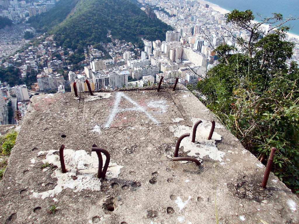 A escadaria de concreto termina nesta pequena lage.