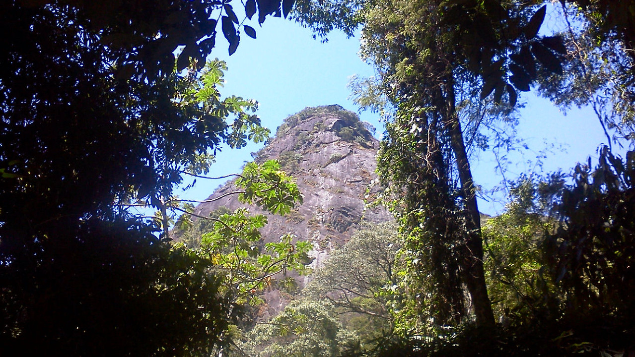 A Agulhinha já é vista do estacionamento