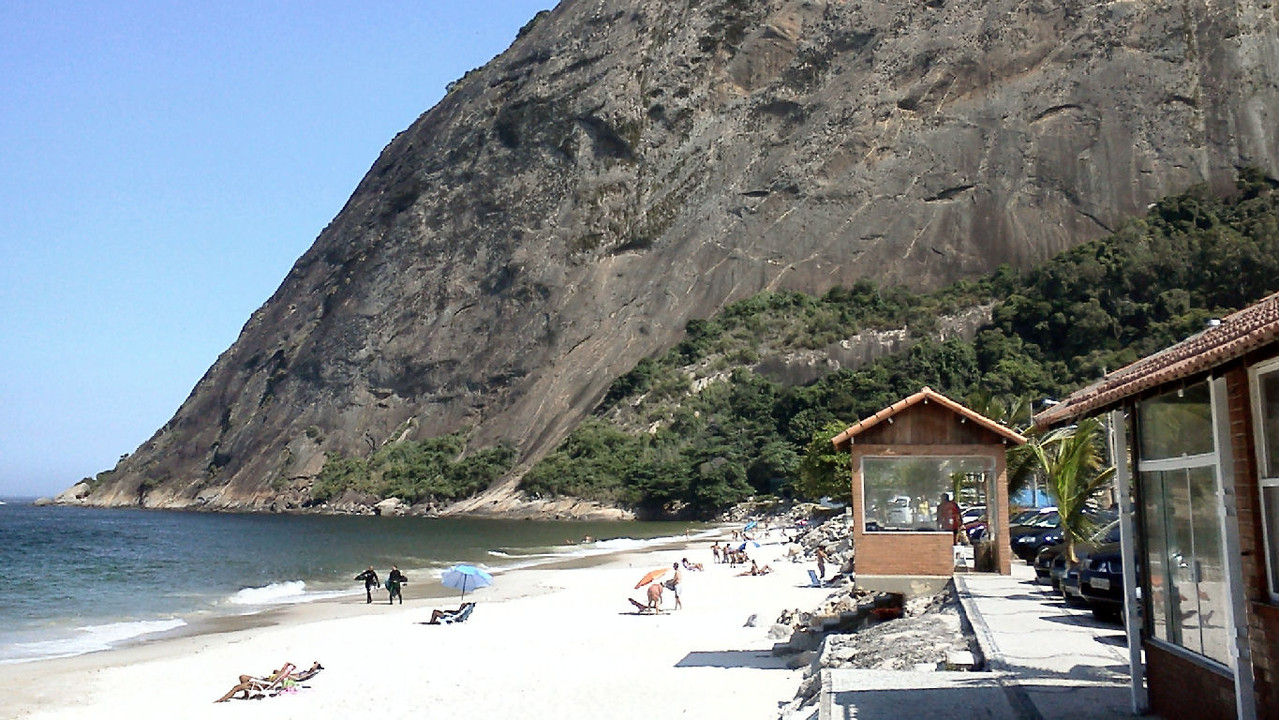 Adentrando a zona militar, a trilha acaba nos fundos do forte. Aqui a Praia de Fora