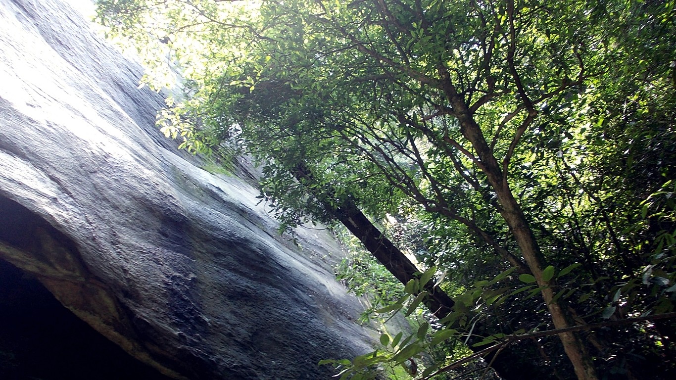 A gigantesca parede de pedra ergue-se das entranhas da terra ...