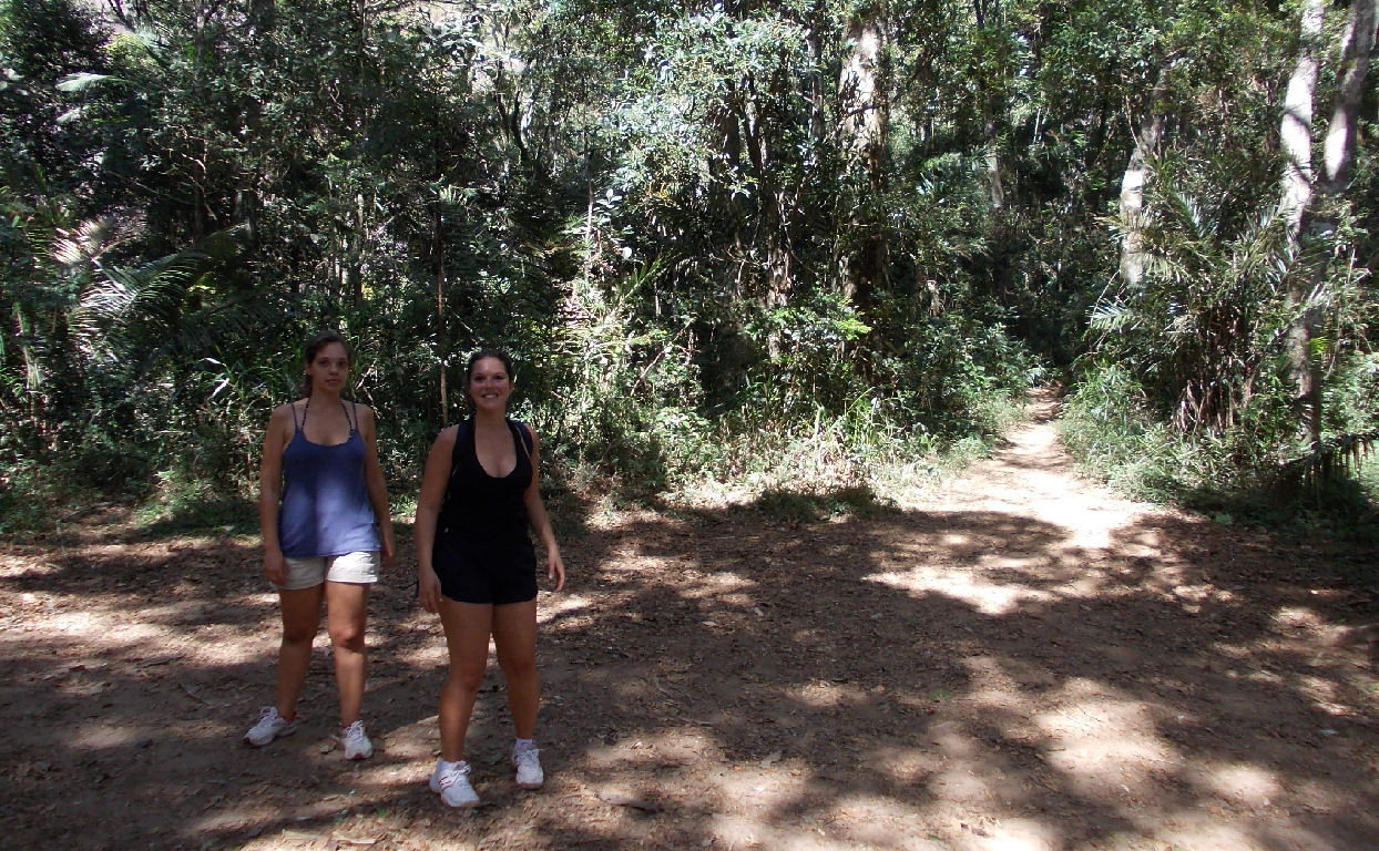 Praça da Bandeira: encontro de 3 trilhas a que vem da Estrada Sorimã; a que desce para Estrada das Canoas e a que vai para a Pedra Bonita.