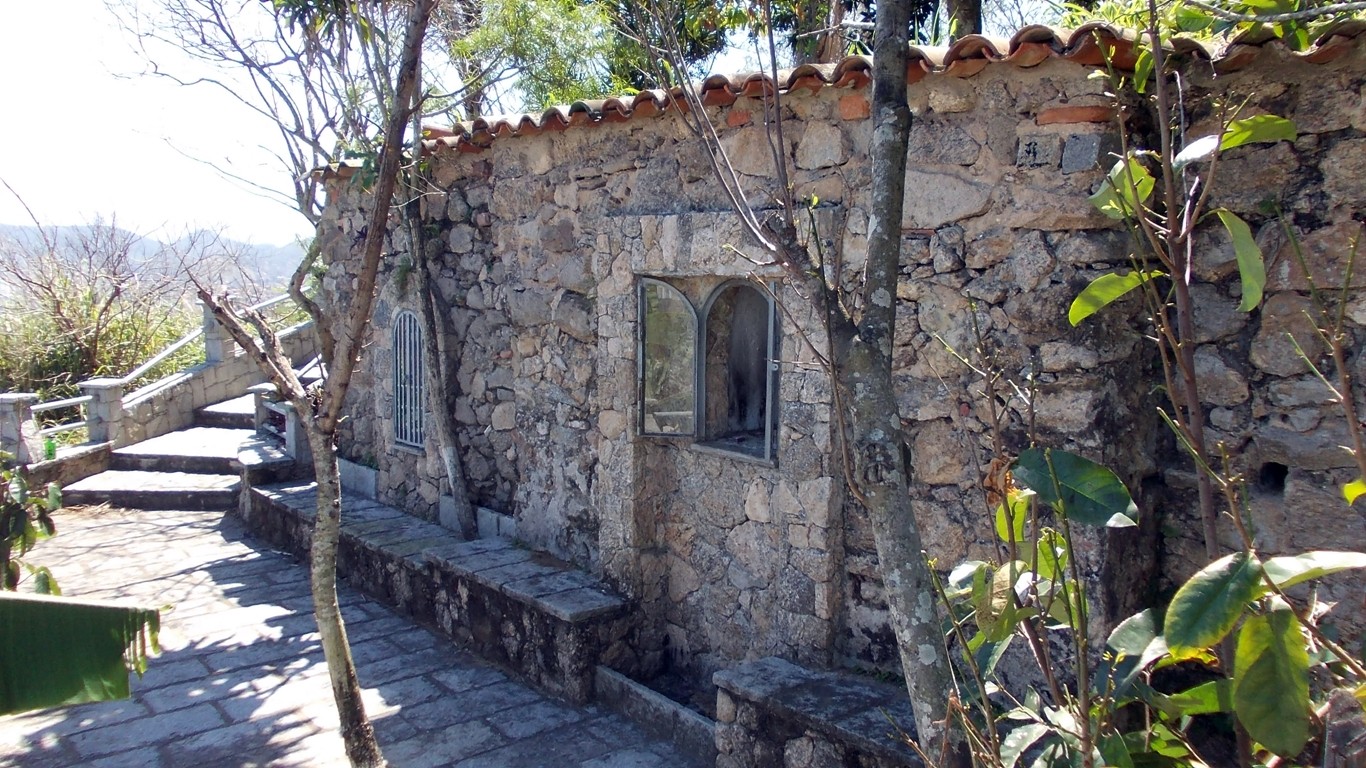 Ao fim da escalada chegamos à gruta, um recanto para devoção.