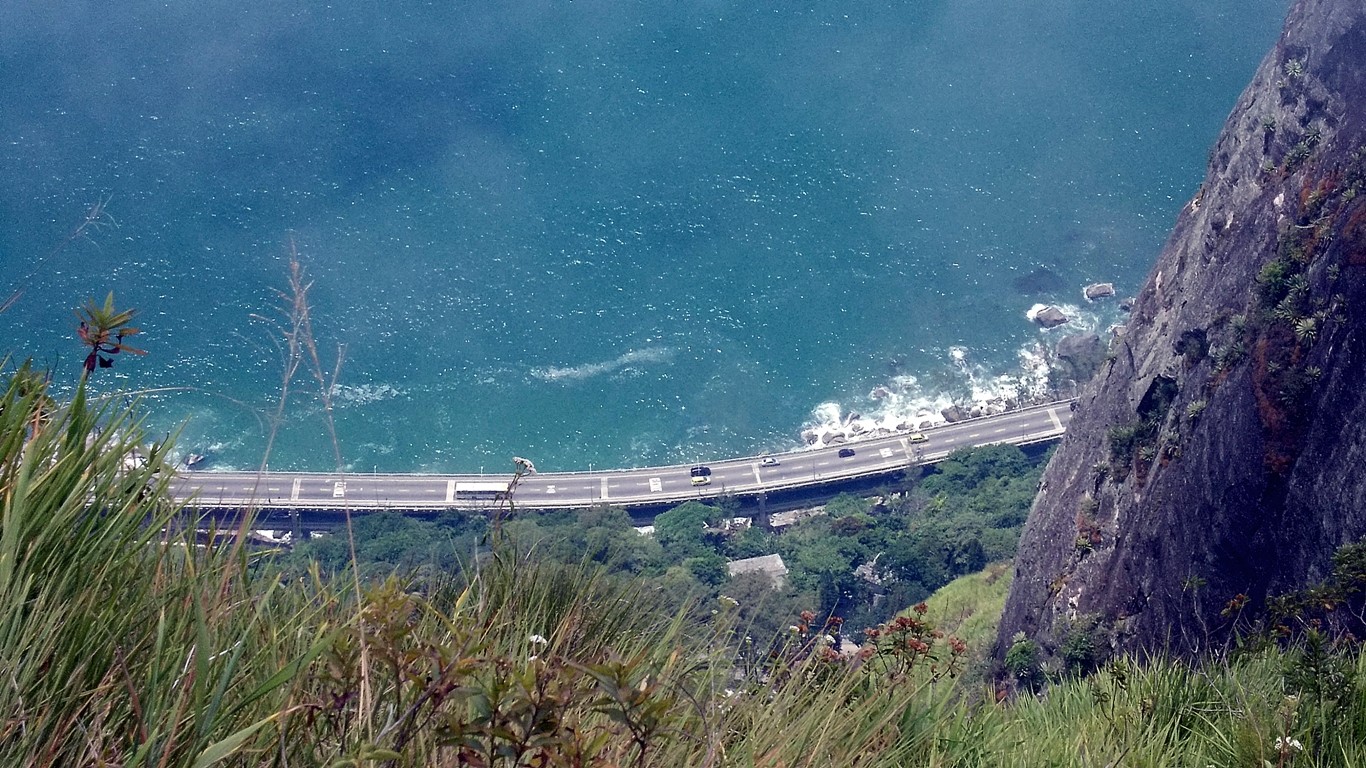 Antes de chegar ao cume, um belo visual da auto-estrada Lagoa-Barra