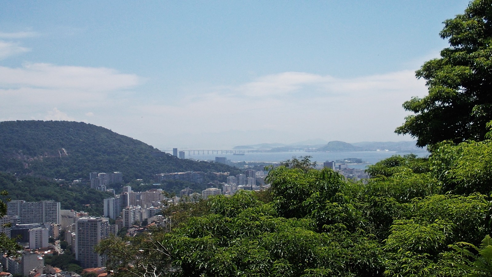 Até a ponte Rio-Niteroi pode ser vista