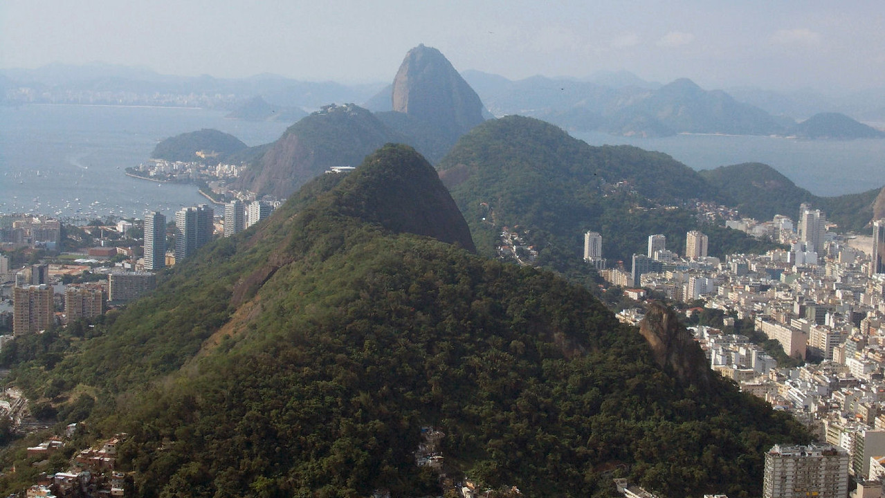 Alinhamento dos morros: São João, Babilônia, Urca e Pão de Açúcar