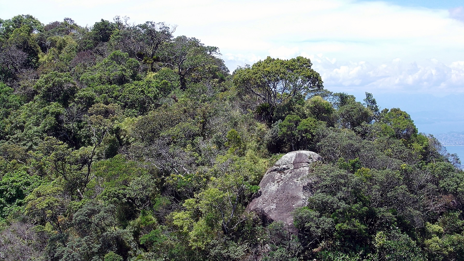 O Criador ainda teve o requinte de por esta outra pedra (Ponta do Urubu) bem em frente ...