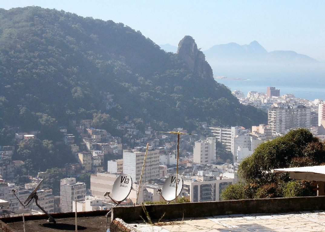Comunidade Tabajaras (Morro de São João) e a desafiante Agulha Inhangá