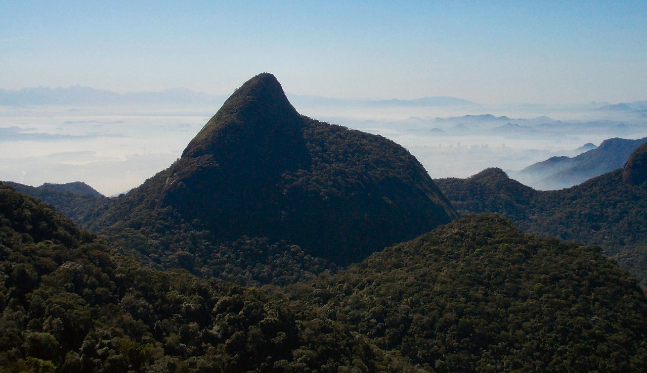 Após trecho bastante íngreme temos essa bela visão do Pico da Tijuca
