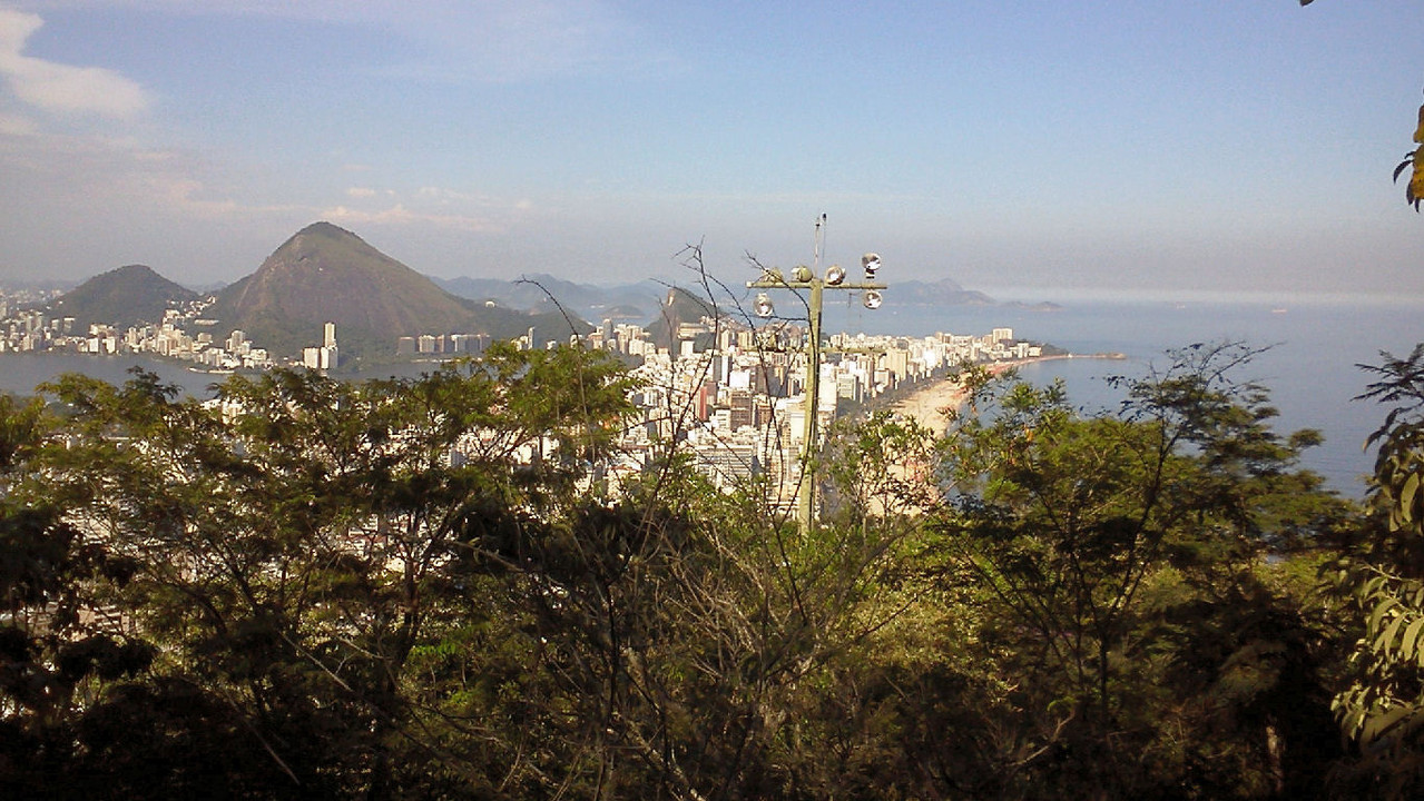 Poste remanescente do polêmico projeto de iluminação do morro