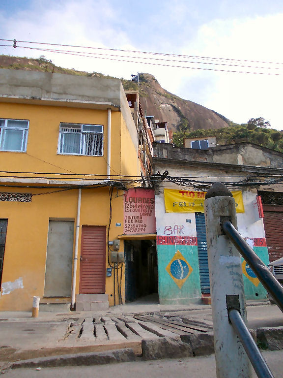 Portão que acessa a parte alta da comunidade