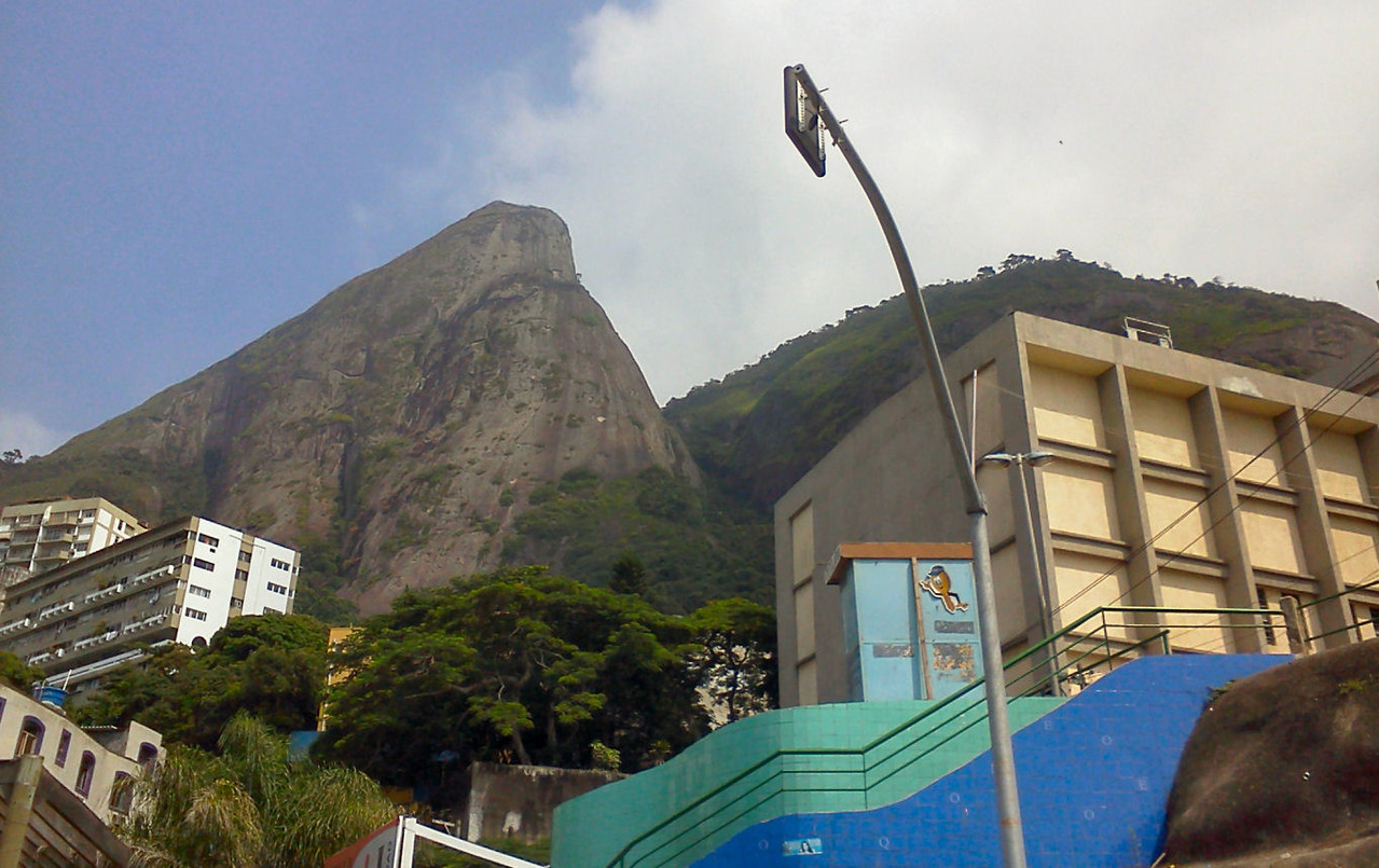 Da entrada do Vidigal, vemos que os "2 irmãos" são bem separados.