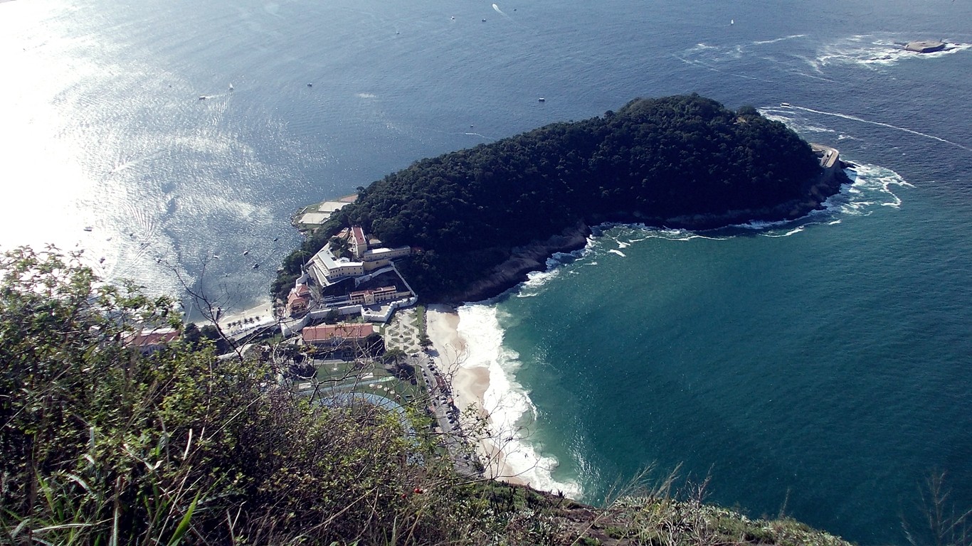  Praia de Fora (Forte São João) e Morro Cara de Cão