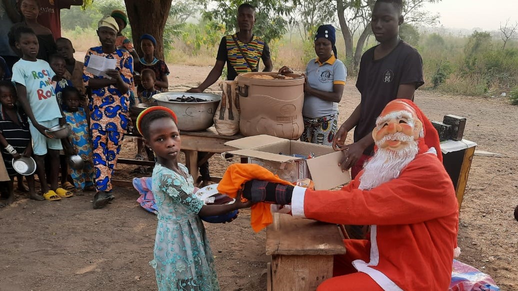 Chaque année Enagnon Dandan Bénin organise la fête de Noël sur ses différents sites d'intervention. A cette occasion un repas et un petit cadeau sont distribués aux enfants.