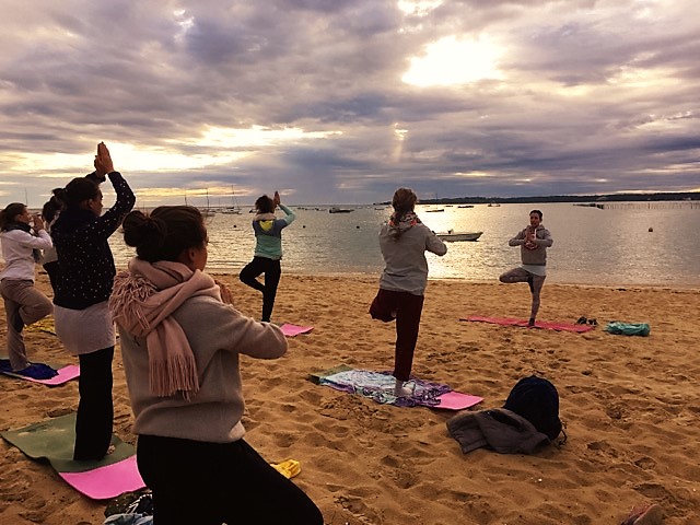 Séance de yoga sur la plage, côté bassin