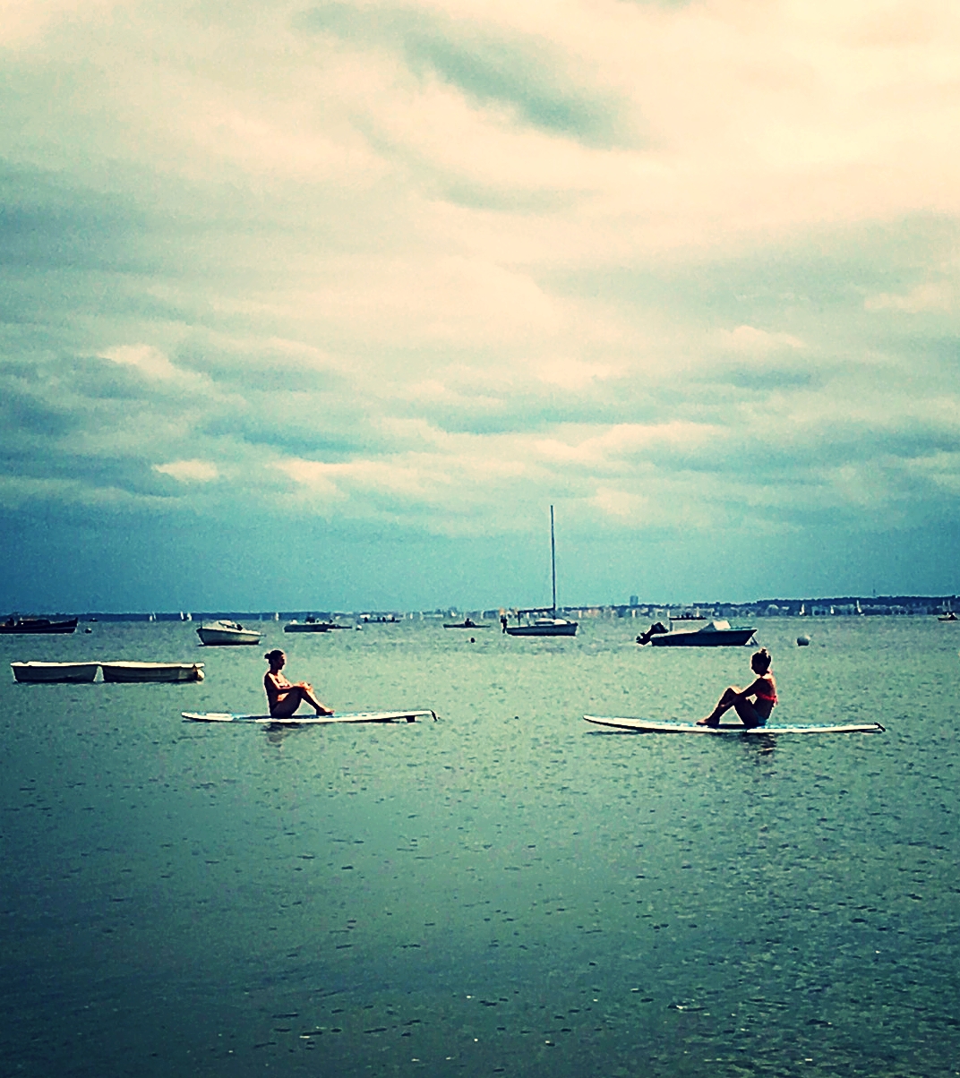 Séance de yoga sur Stand-up-paddle à La Cabane à Gliss', coté bassin, Claouey