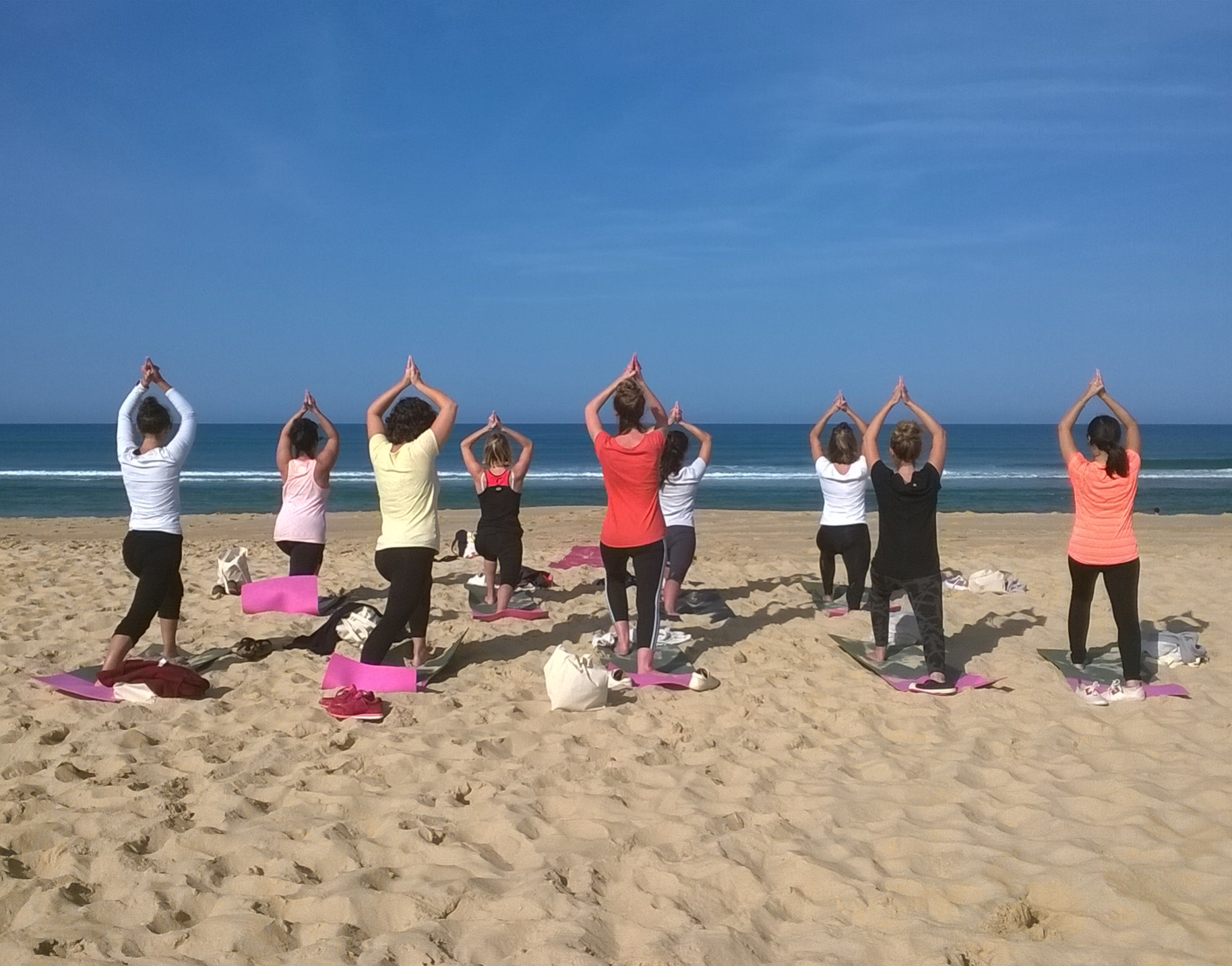 Séance de yoga sur la plage, côté Océan