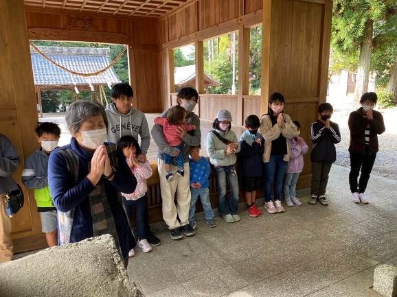 四郷八柱神社を参拝して、境内の掃除をしました