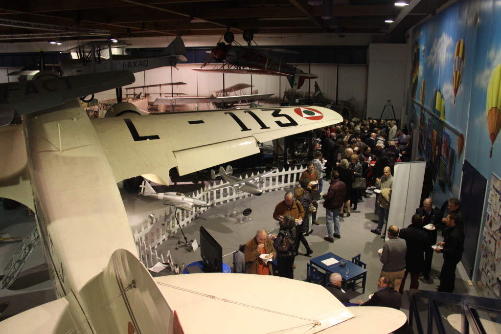 Sotto l'ala del Savoia Marchetti S.M. 79 per il bel rinfresco offerto dal Museo Caproni e per i grandi vini della Cantina Rotaliana