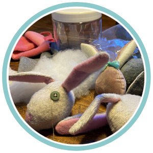 Couture de l'oeil d'un lapin en peluche idée cadeau pour enfant boîte à bisous