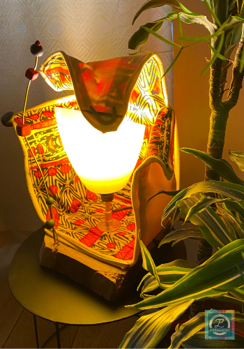 Lampe à poser en bois et tissu effet velours jaune et wax rouge et jaune. Lampe ethnique et design pour une idée cadeau original et unique fabriquée à la main en Haute-Savoie