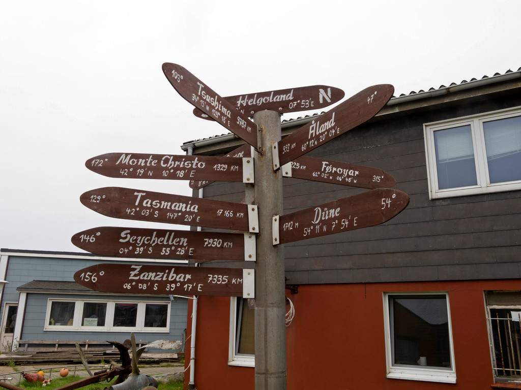 Wegweiser am Hafen