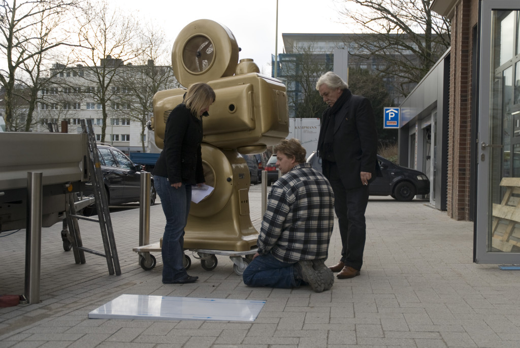 Der goldene Projektor wird geliefert, Dezember 2009