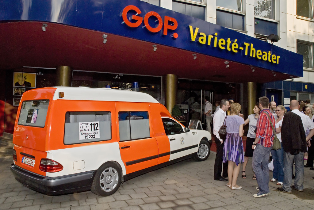 Der gestiftete Krankenwagen vor dem GOP-Varieté-Theater in Essen