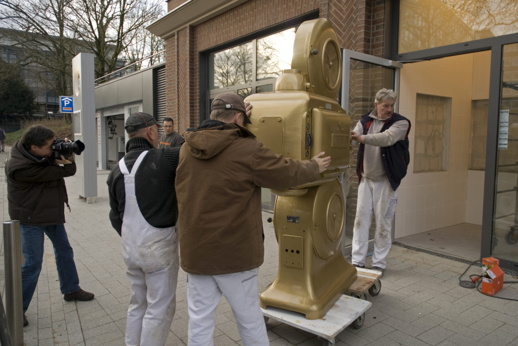 Der goldene Projektor wird geliefert, Dezember 2009