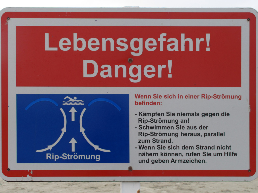 Hinweisschild am Strand