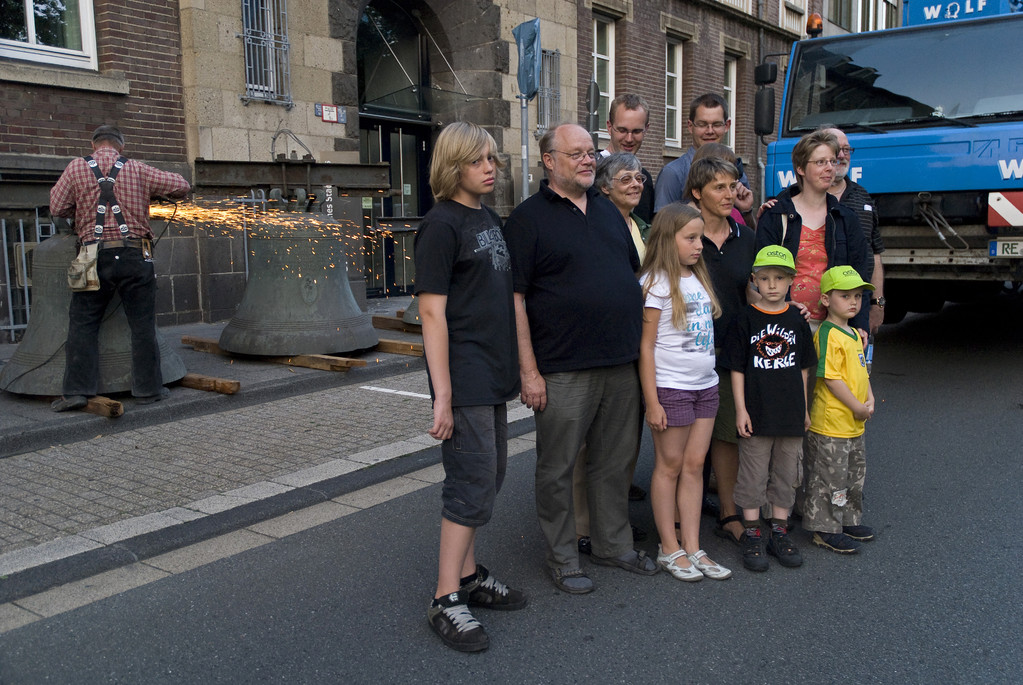 Gruppenfoto vor den Glocken