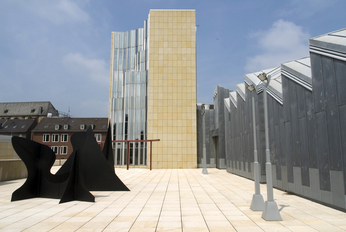 Museumshof mit Skulptur von Alexander Calder