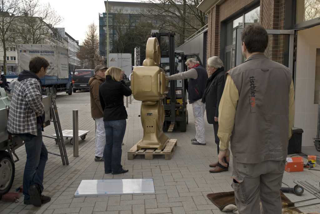 Der goldene Projektor wird geliefert, Dezember 2009