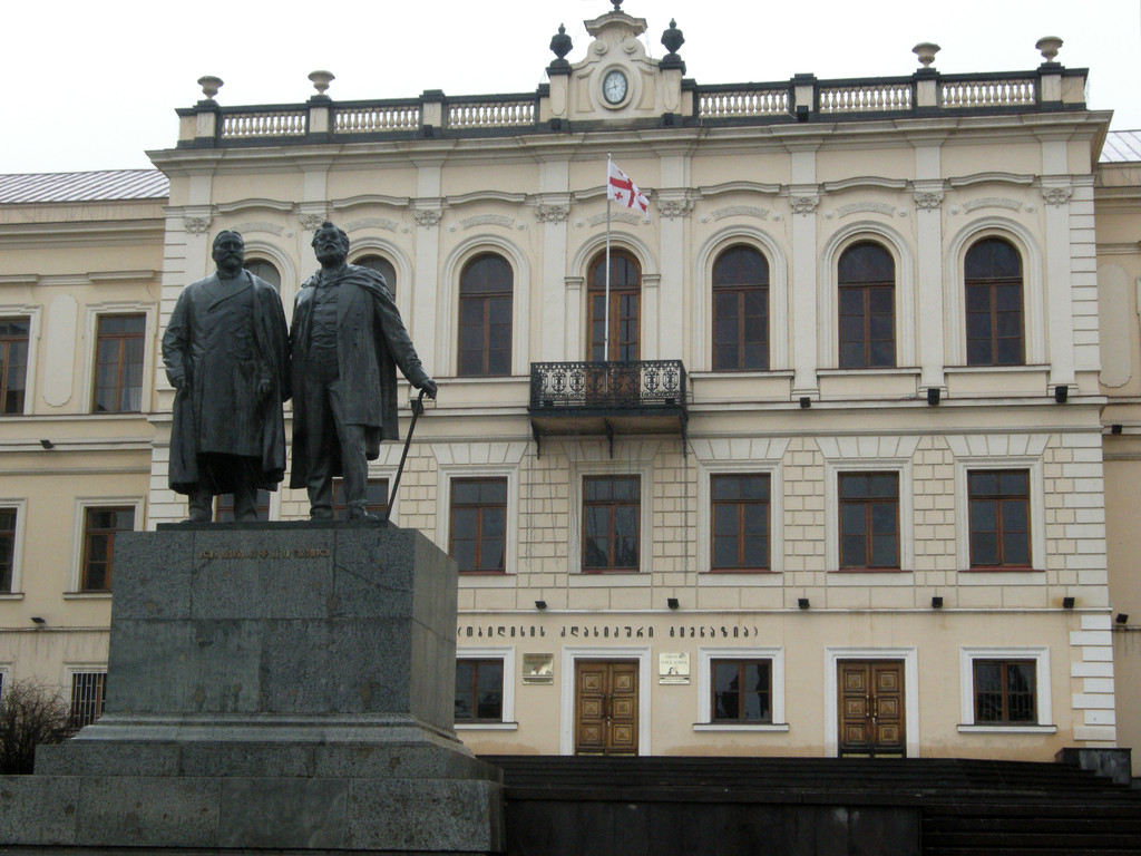 Schule Nr. 1 mit Denkmal der georgischen Denker Ilia Tschawtschadwa und Akaki Zereteli am Rustaveli Boulevard