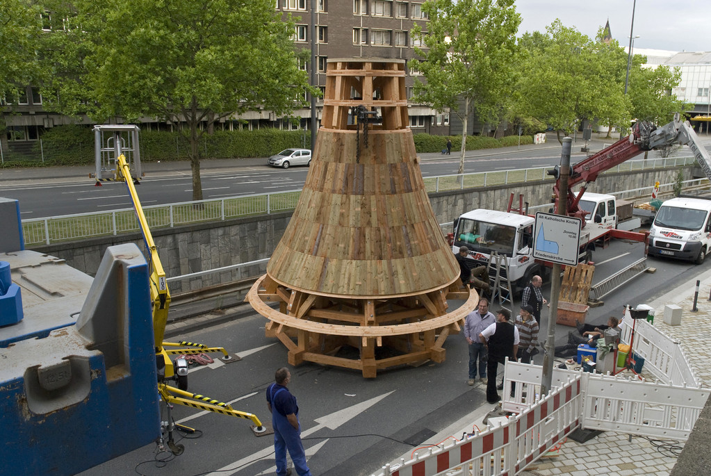 Der Kirchturm wurde auf der gesperrten Straße montiert