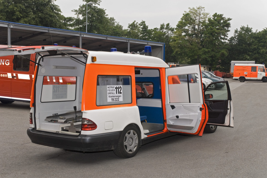 Besichtigung des Krankenwagens auf dem Gelände der Feuerwehr in Essen