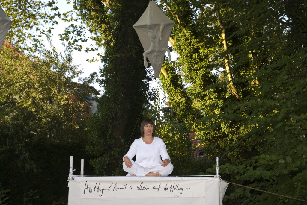 Performance "Über den Versuch der Kunst, den Himmel zu stürmen" von Edelgard Stryzewski-Dullien und Tina Lahl , 2009