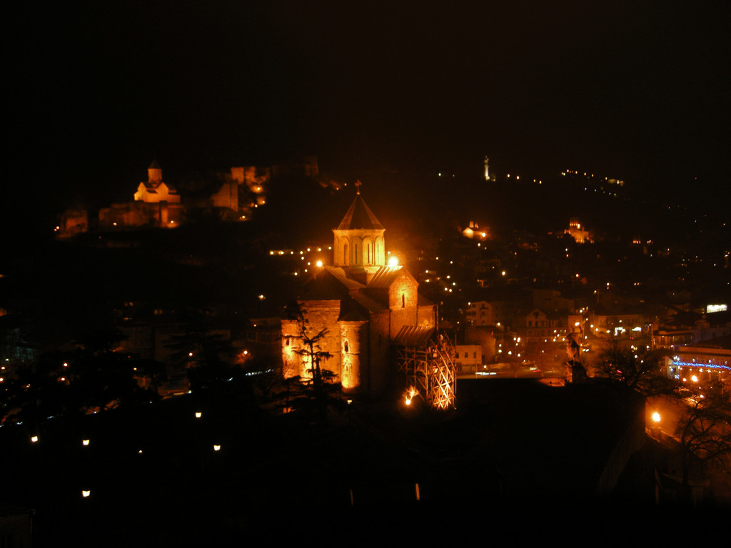 Blick vom Lokal auf die Metekhi-Kirche und Umgebung