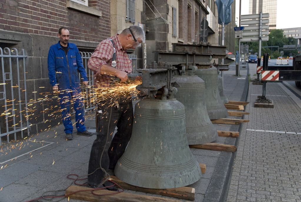 Vorbereitung der Glocken zum Heben in den Kirchturm