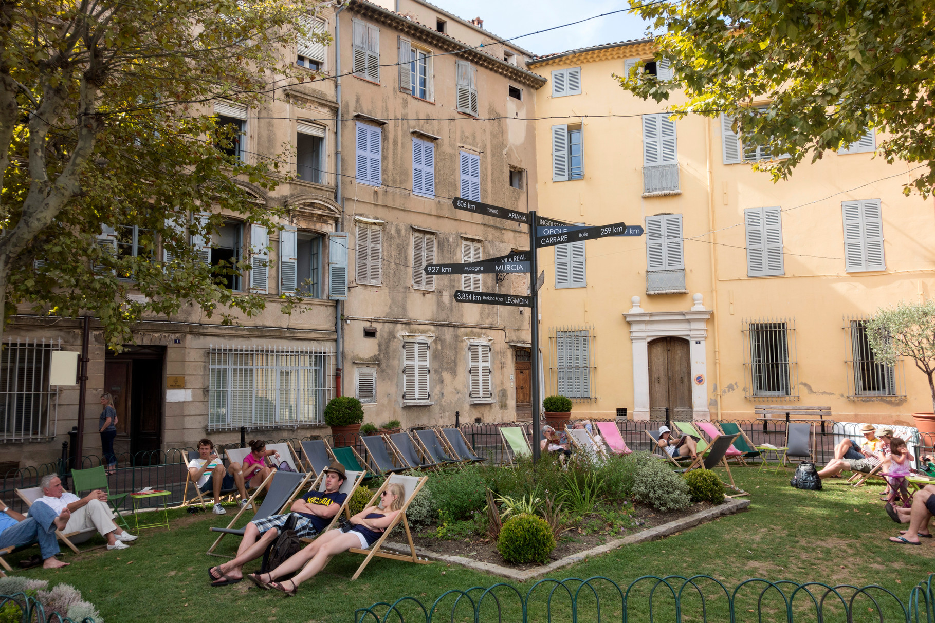 Place du 24 Aout, Liegestühle und Rosenduft