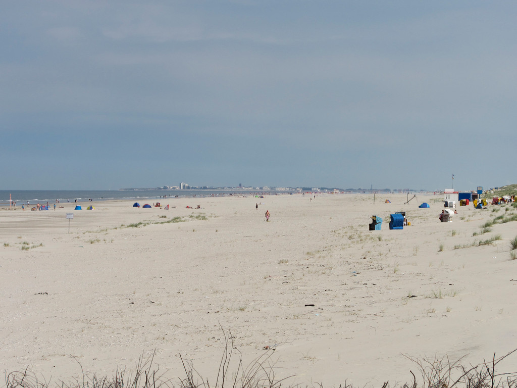 im Hintergrund ist die dichter bebaute Insel Norderney zu erkennen...